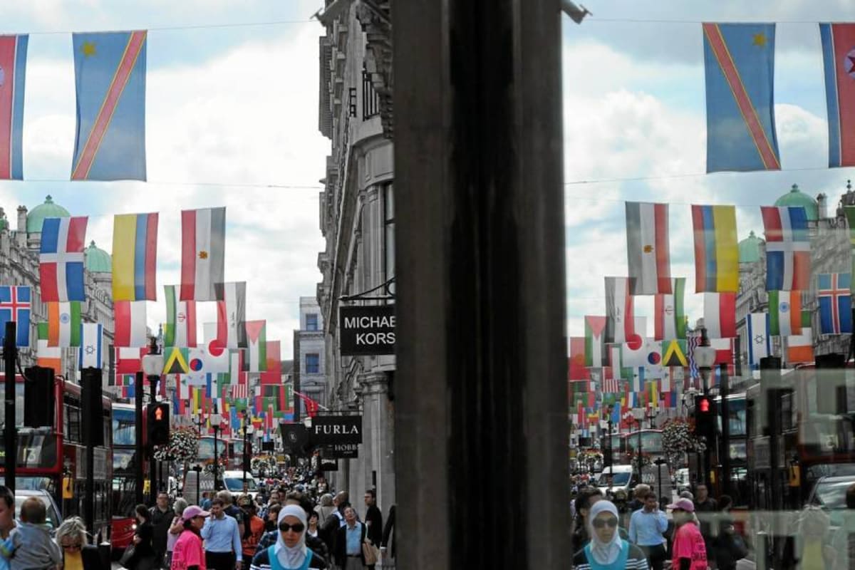 Banderas de todos los países adornan las principales calles del centro del Londres, que ya está ambientándose para lo que será la disputa de los Juegos Olímpicos de 2012. (Foto: AFP / VANGUADIA LIBERAL)