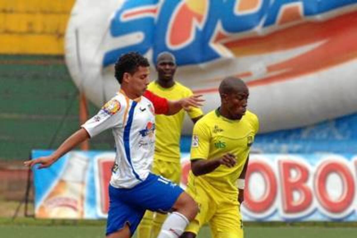 Juan Ricardo Bazán, del Atlético Bucaramanga, fue uno de los jugadores que más actitud mostró en el juego de ayer, pero su ímpetu no le alcanzó para los noventa minutos y fue sustituido en el segundo tiempo. (Foto: Jaime del Río / VANGUARDIA LIBERAL )