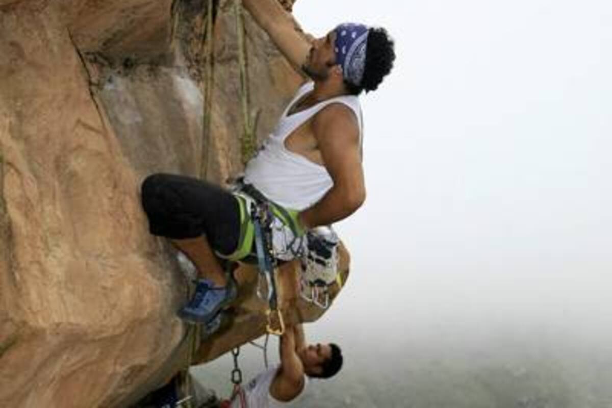 Haciendo gala de tenacidad, constancia, fuerza y combatiendo la dureza de la montaña y la gravedad, 60 montañistas, hombres y mujeres, se le midieron a la complicada tarea de ascender una y otra vez, por diferentes rutas, el farallón de la vereda La Mojarra, hasta que la lluvia los obligó a dejar de lado su tarea. (Foto: Fotos César Flórez / VANGUARDIA LIBERAL)