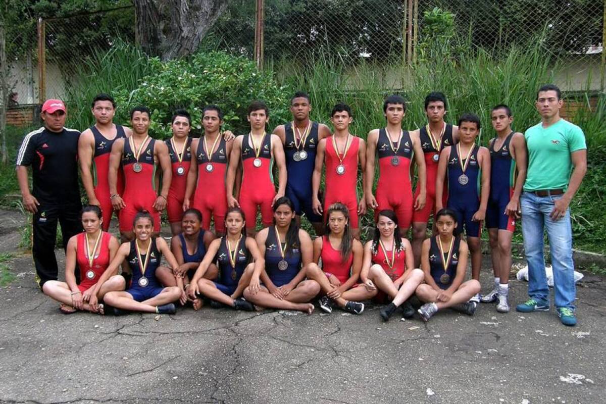 Este el grupo de deportistas del equipo de lucha olímpica que brilló con luz propia en la final nacional de los Juegos Intercolegiados que se desarrolla en Cartagena. (Foto: Javier Gutiérrez Pieruccini / VANGUARDIA LIBERAL)