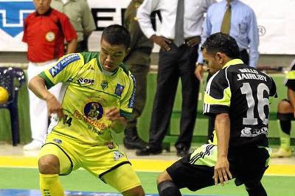 El pívot Jesús Gualdrón marcó tres tantos en el triunfo de su equipo, Bucaramanga FSC, 6 – 5 sobre P&Z de Bogotá en la segunda fecha de la Copa Postobón Profesional de Microfútbol. (Foto: Archivo / VANGUARDIA LIBERAL)
