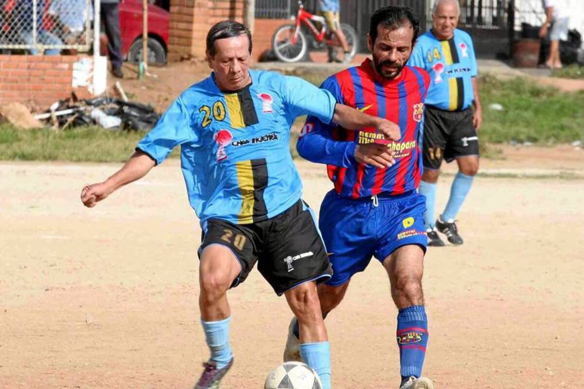 Remates Wilson Chaparro Valero domina el IV Hexagonal Sénior Máster de la cancha central del Barrio Mutis, luego de imponerse en la primera fecha 5 – 0 sobre Char Ingeniería (Foto: Nelson Díaz / VANGUARDIA LIBERAL)