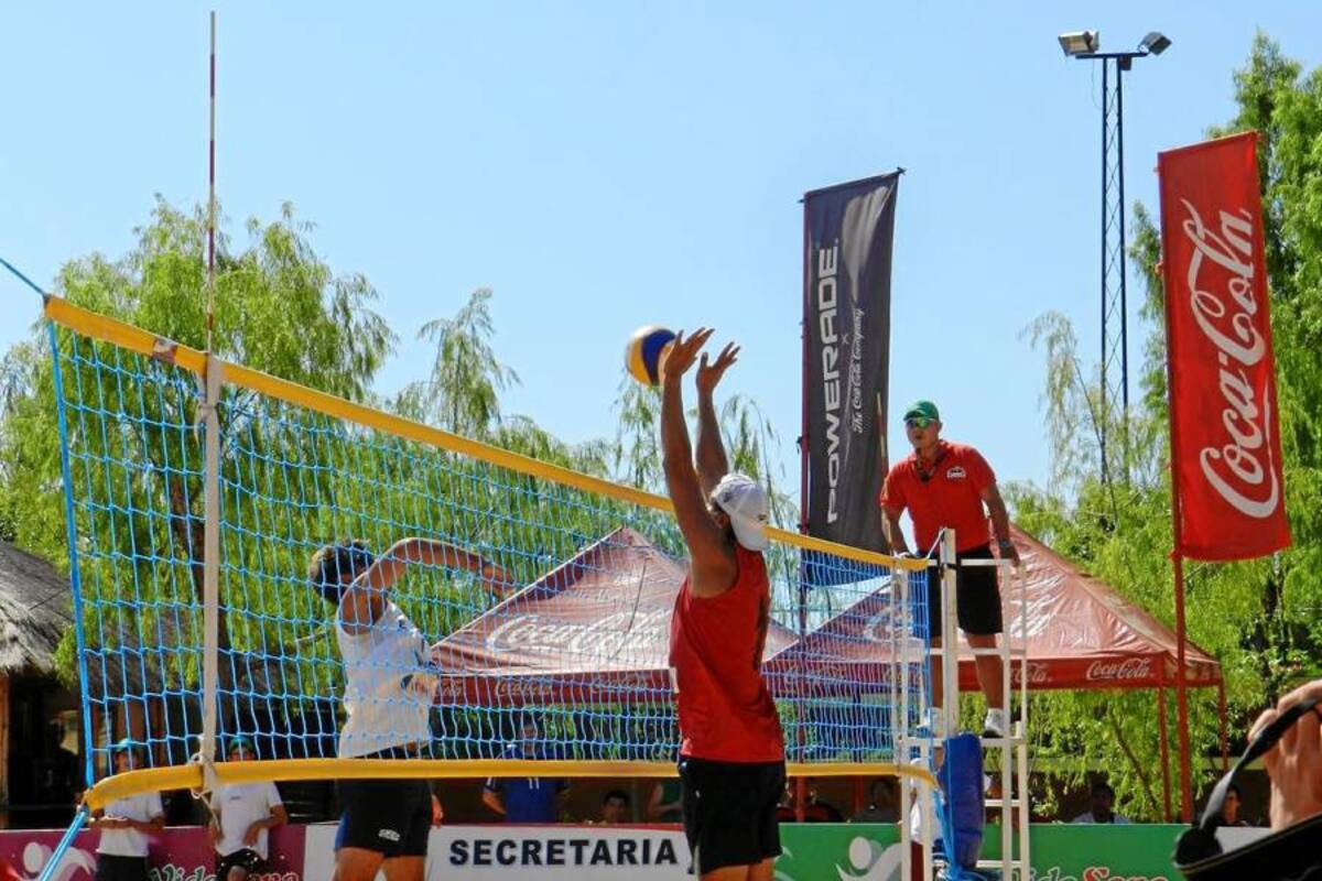 El juez internacional de voleibol playa de Santander, Juan Carlos Saavedra Cáceres, ya estuvo este año en dos Paradas del Circuito Suramericano, realizadas en Asunción, Paraguay, y en la de Cartagena, Colombia, y ahora sube un peldaño más en su carrera como árbitro, al ser incluido en la lista para la I Parada del Circuito Mundial que irá del 16 al 22 de abril en Brasilia, Brasil. (Foto: Suministrada / VANGUARDIA LIBERAL)
