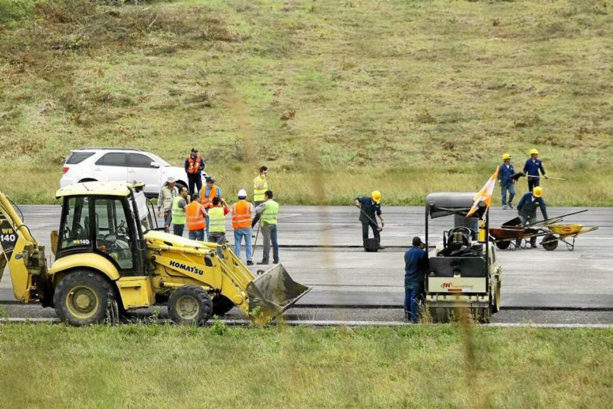 Más de 300 pasajeros afectados por repavimentación en Palonegro (Foto: César Flórez/VANGUARDIA LIBERAL)