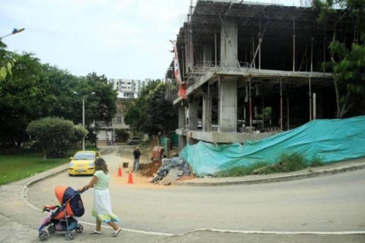 Según la comunidad la construcción de este edificio ocupa espacio público.(Foto: Mauricio Villamizar/VANGUARDIA LIBERAL)