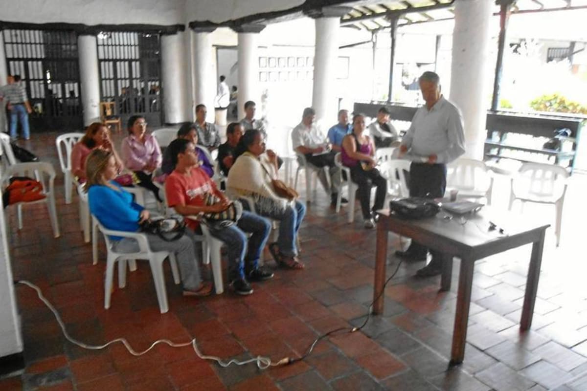 Aspectos de la reunión entre líderes sociales y asesores de la Red Adelco, efectuada en la casa de la cultura de San Gil. (Foto: Nancy Acuña R./VANGUARDIA LIBERAL)