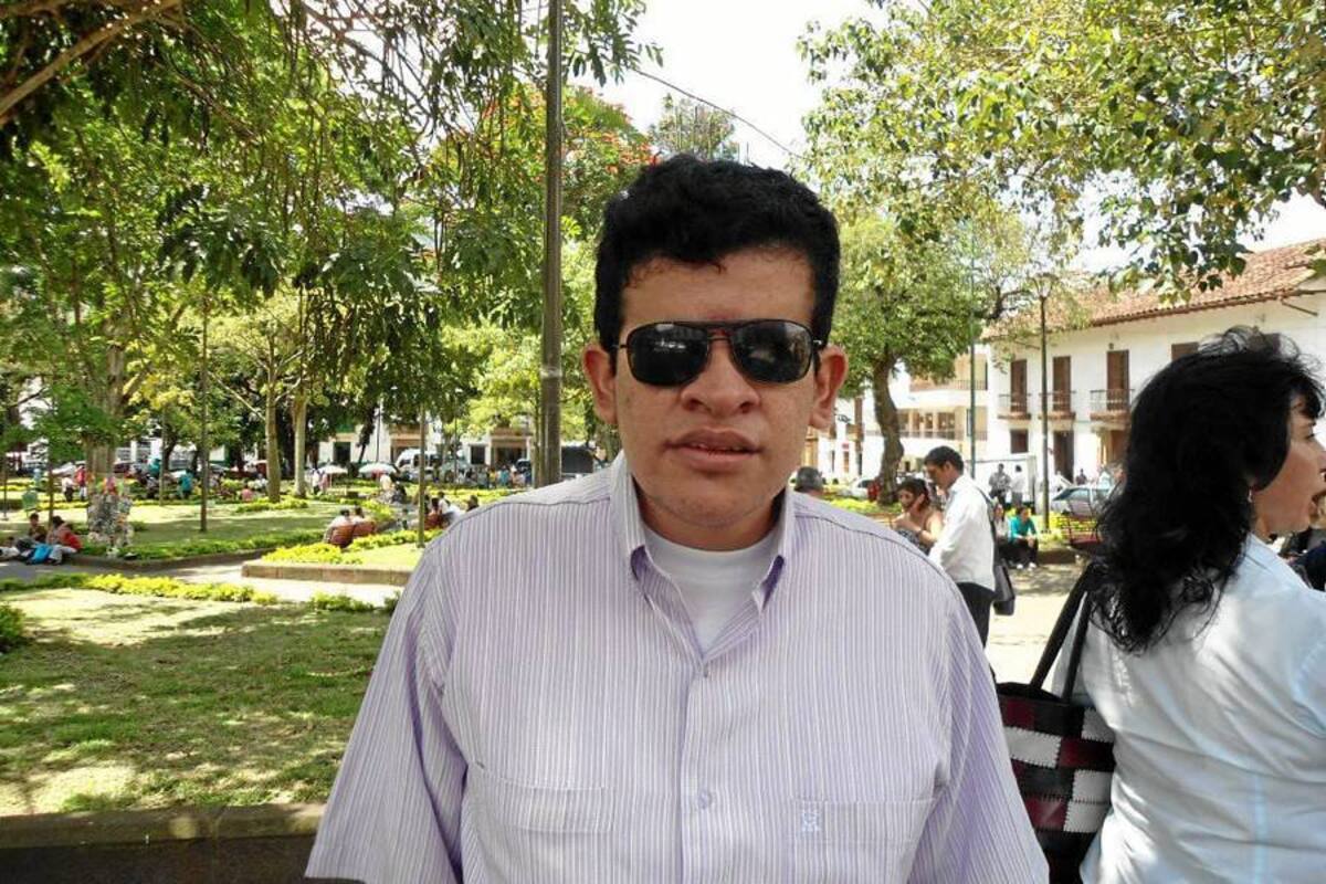 Óscar Hernando Esteves Medina, invidente, residente en Curití, cantante y compositor, estará en Oslo dando apertura a los diálogos de Paz, interpretando ‘Colombia no quiere guerra’. (Foto: Nancy Acuña R./VANGUARDIA LIBERAL)
