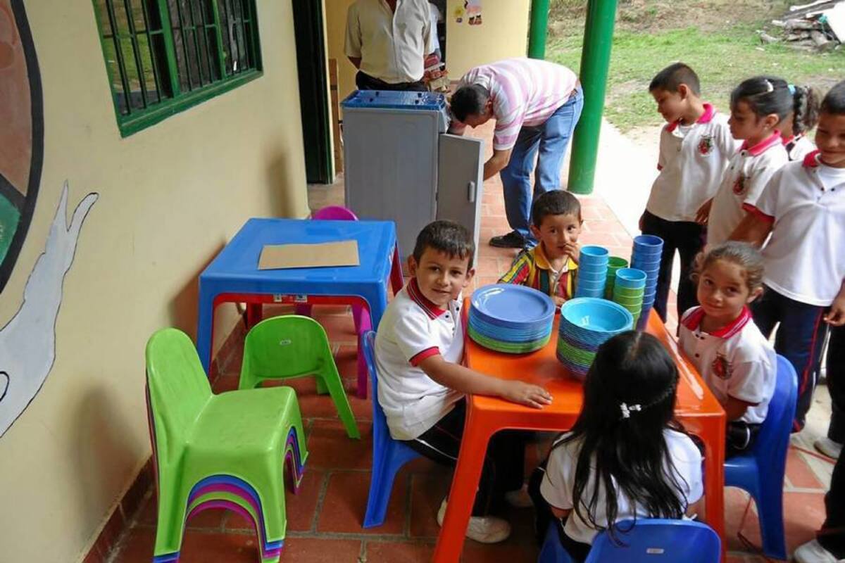 Momentos en los cuales el alcalde Lucio Ramírez Pinzón hace entrega de materiales al Hogar de bienestar y Restaurante Escolar de la vereda Garcés. (Foto: Suministrada/VANGUARDIA LIBERAL)