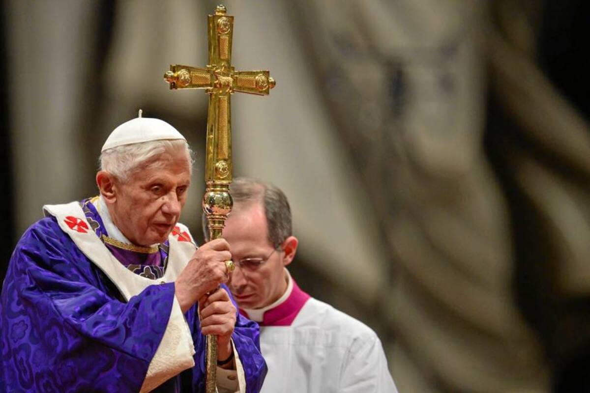 En una basílica de San Pedro del Vaticano abarrotada de fieles, el papa Benedicto XVI ofició la misa del Miércoles de Ceniza, que da inicio a la Cuaresma, y destacó la importancia del testimonio de fe y vida cristiana de cada uno de los seguidores de Cristo. (Foto: AFP / VANGUARDIA LIBERAL)
