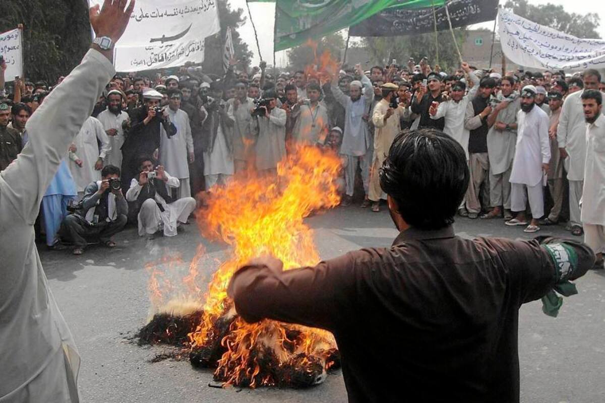 Cientos de personas se manifestaron ayer en diversas ciudades, entre ellas Kandahar y Jalalabad, donde unos 600 jóvenes gritaron consignas pidiendo que el asesinato de los civiles sea juzgado por los tribunales afganos. (Foto: EFE / VANGUARDIA LIBERAL)