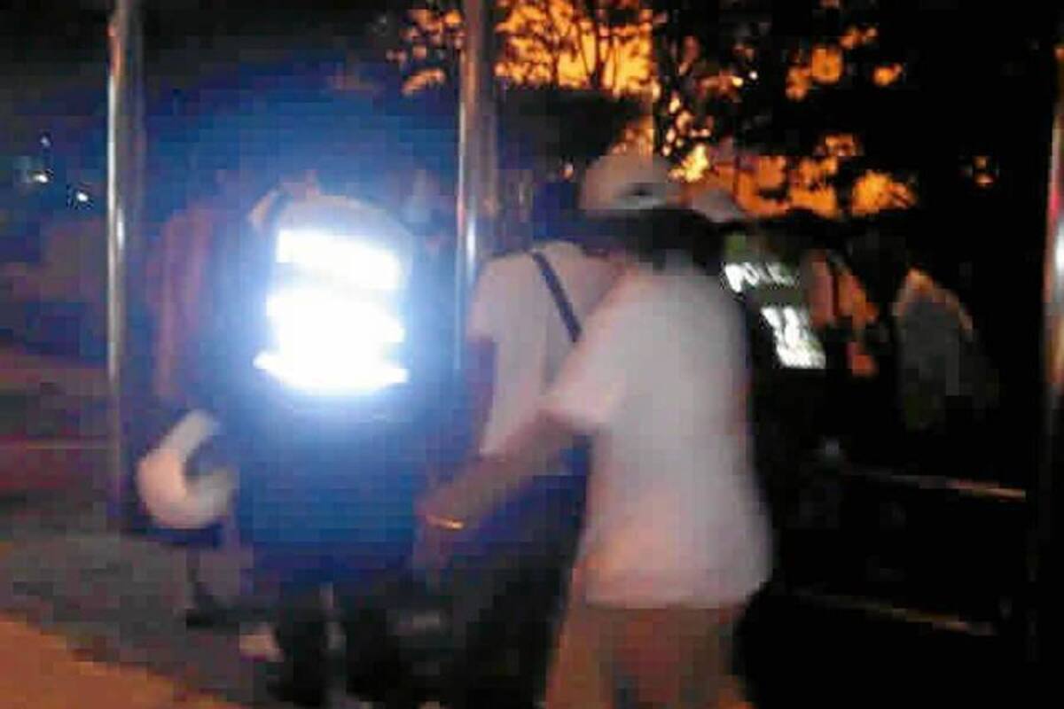 Este es el momento en el que la Policía llega al sitio de la riña para trasladar al herido a la Clínica Regional del Oriente donde minutos después murió. (Foto: Suministradas/VANGUARDIA LIBERAL )