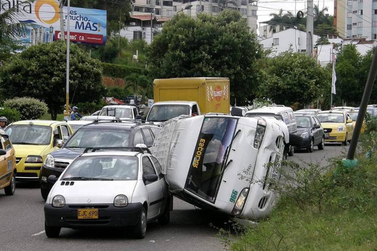 El accidente de tránsito se registró ayer a las 2:15 de la tarde en la paralela a Cañaveral en sentido norte-sur. (Foto: Javier Gutiérrez/VANGUARDIA LIBERAL )
