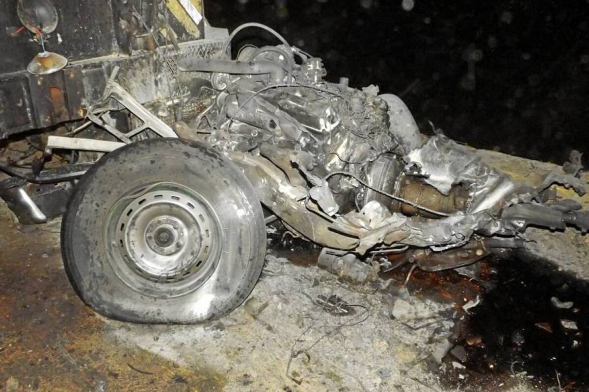 La explosión del carro bomba se produjo el lunes a las 11:15 de la noche en la Troncal del Oriente, en el municipio de Aguachica, en el sur del Cesar. La motocicleta en la que se movilizaban los policías que atendieron el caso quedó destruida. Los dos uniformados y un civil resultaron heridos. (Foto: Suministrada/VANGUARDIA LIBERAL)