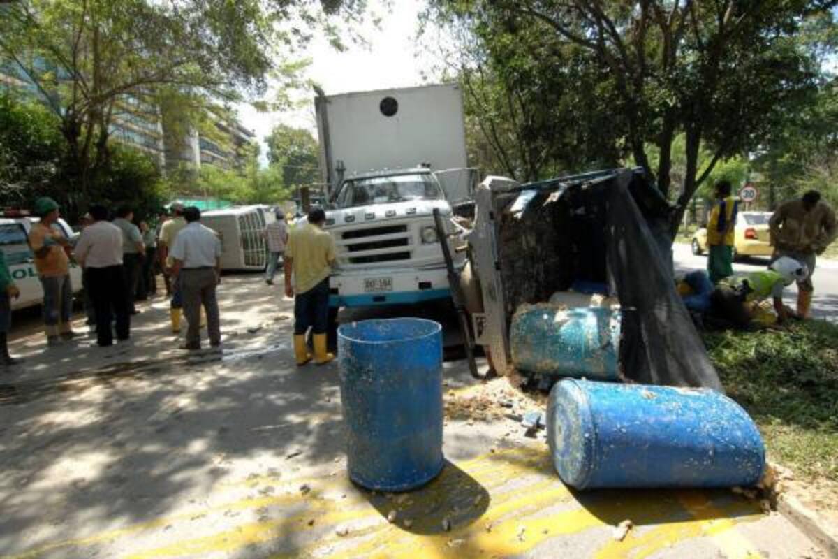 El aparatoso accidente de tránsito ocurrió ayer a las 10:30 de la mañana en el kilómetro 2 en la vía entre Floridablanca y Girón.(Foto: Jaime del Río/VANGUARDIA LIBERAL)