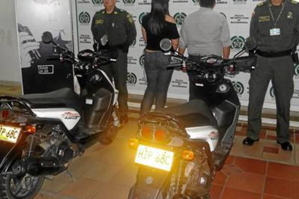 La motocicleta y los capturados quedaron a órdenes de la Fiscalía. (Foto: Suministrada/VANGUARDIA LIBERAL)