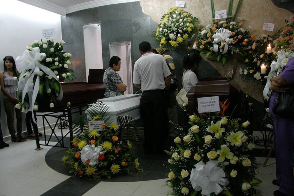En la funeraria San Pedro son velados los cuerpos de los tres integrantes de la familia Villabona que perecieron en el trágico accidente. (Foto: Javier Gutiérrez/VANGUARDIA LIBERAL )