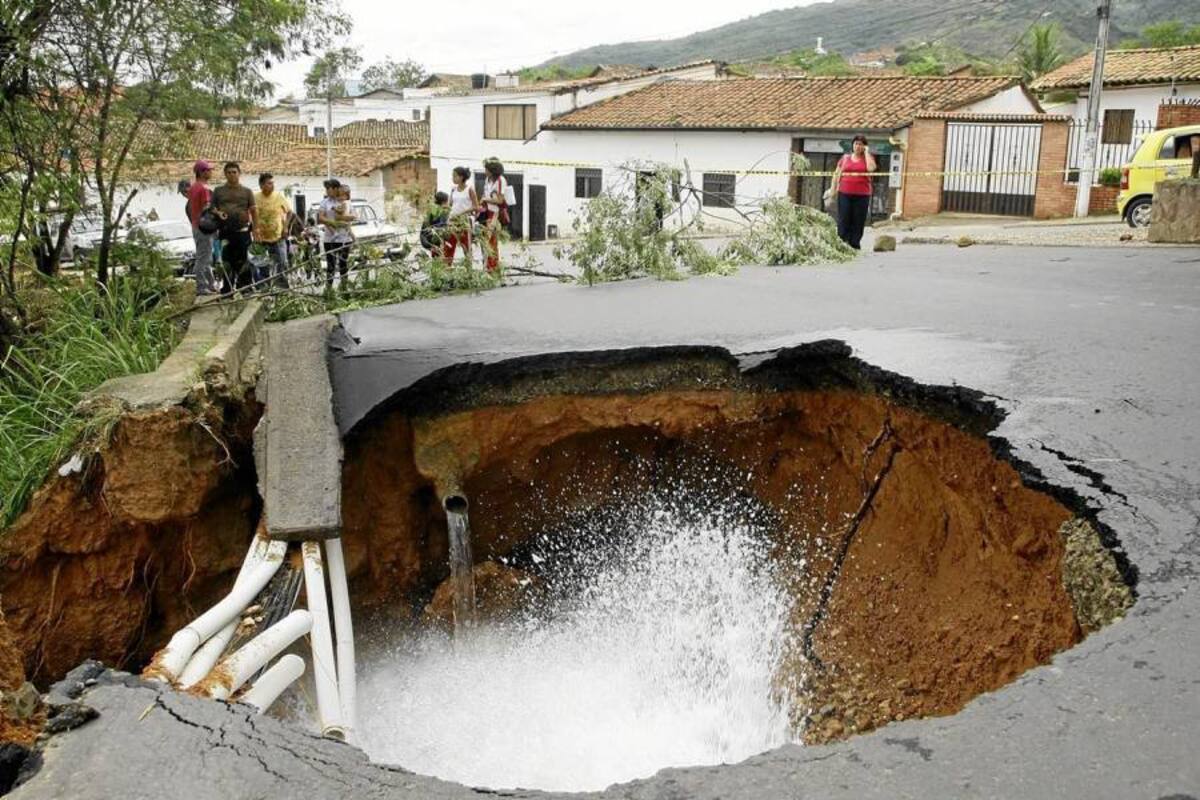 Tubo roto hundió tramo vial en Girón (Foto: César Flórez/VANGUARDIA LIBERAL)