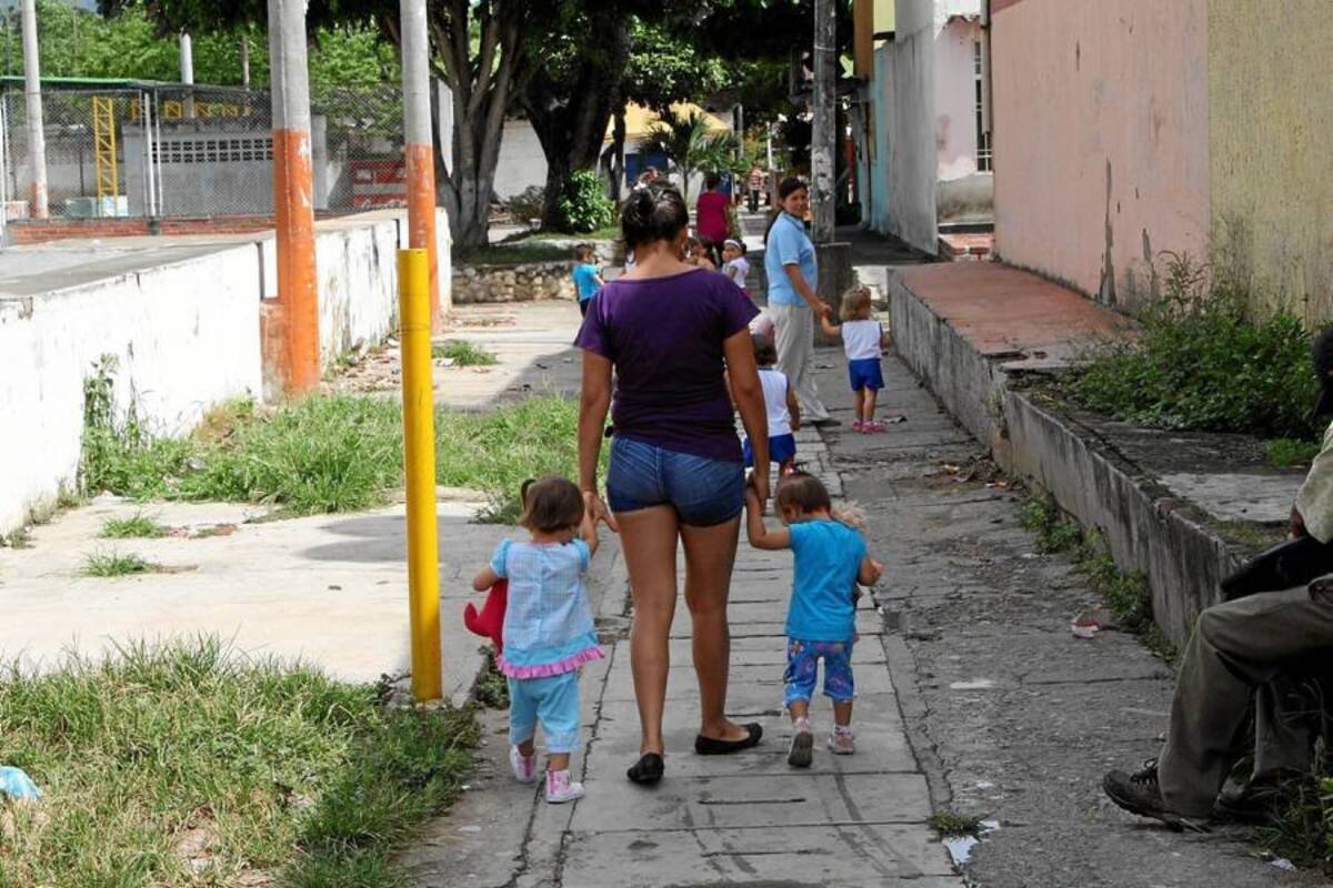 El óxido y la maleza se apoderaron de los columpios y otros juegos que se encuentran en la parte baja del Rincón de Girón. Los niños de los diversos jardines deben salir a buscar otros espacios para la recreación. (Foto: Fotos Mauricio Betancour /VANGUARDIA LIBERAL)
