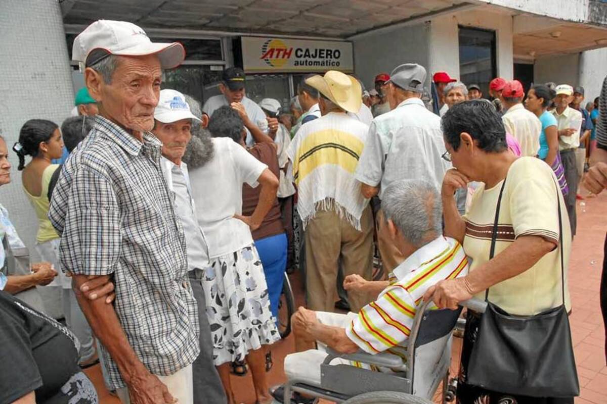 La Secretaría de Desarrollo Social citó a los adultos mayores beneficiarios del programa de protección al Adulto Mayor que no han reclamado subsidio o cumplido con algunos datos, para que aclaren por qué tienen cuentas bloqueadas (Foto: Archivo/ VANGUARDIA LIBERAL )