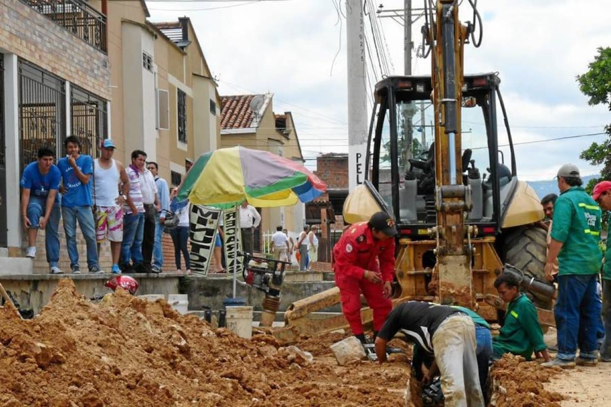 Una emergencia por fuga de gas domiciliario se reportó ayer en Piedecuesta luego de romperse de manera accidental por labores de maquinaria pesada dos tuberías. El gas empezó a salir con mucha presión, al tratarse de una tubería de 2 pulgadas y otra de 3/4 de diámetro. (Foto: Nelson Díaz / VANGUARDIA LIBERAL)