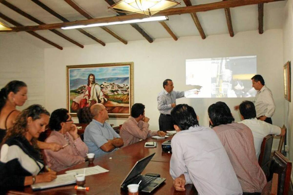 Representantes de la Essa se reunieron ayer con el mandatario de los piedecuestanos, Ángel de Jesús Becerra, para buscar mecanismos de solución a las quejas y reclamos por la instalación de nuevos medidores (Foto: Édgar Omar Bustos A/ VANGUARDIA LIBERAL )
