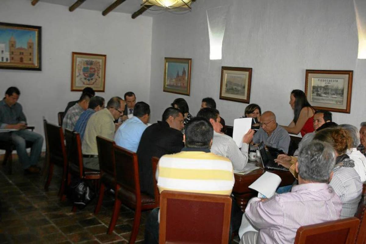 El Municipio, Metrolínea, Área Metropolitana de Bucaramanga, Concejales, empresarios del sector de transporte público y representantes de la Contraloría Departamental sostuvieron la segunda mesa de trabajo en el tema de la II fase del Sitm. (Foto: Suministrada/ VANGUARDIA LIBERAL )