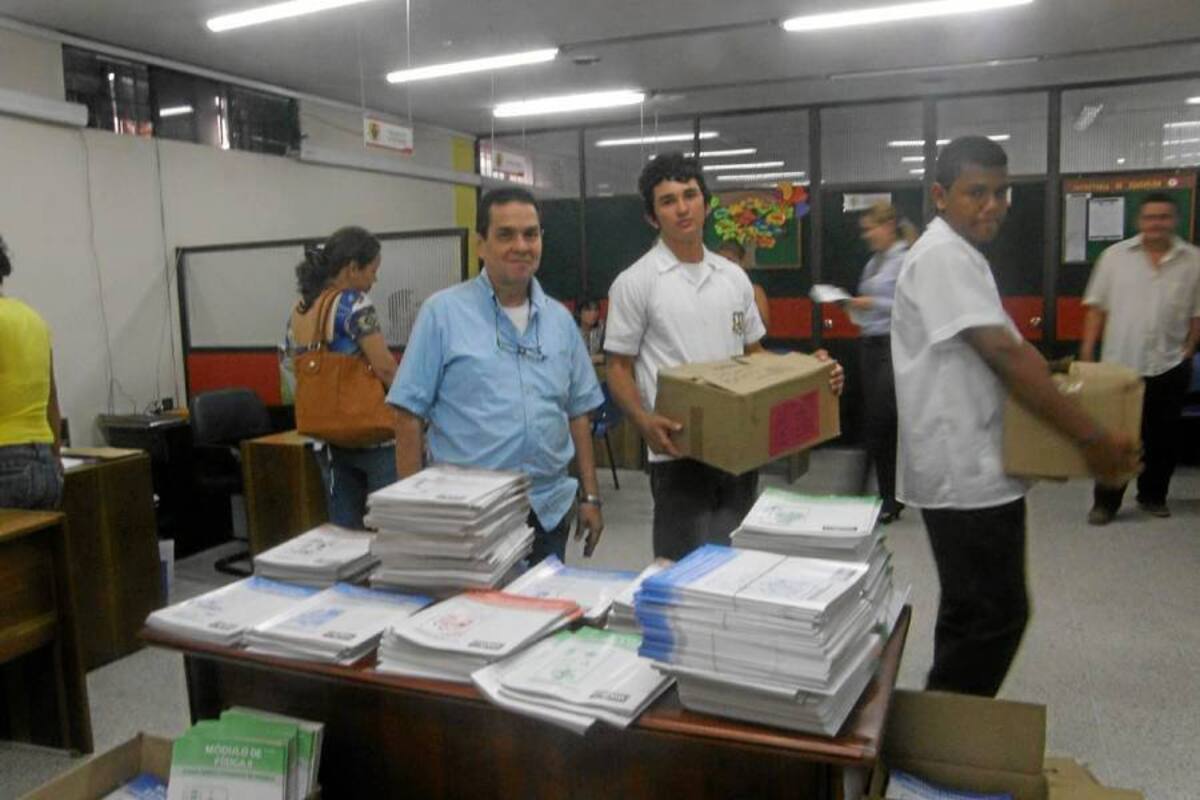 El Municipio hizo entrega ayer del material didáctico y pedagógico del programa educativo Cafam a diez rectores del sector educativo oficial. (Foto: Édgar Omar Bustos A./ VANGUARDIA LIBERAL )