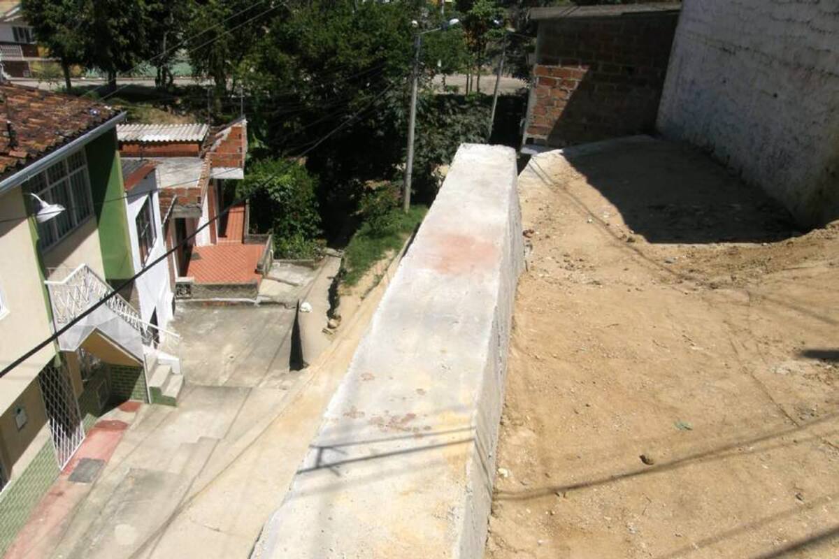 Algunos residentes de la carrera 9 con calle 3, parte alta se mostraron preocupados por la falta de barandas en un muro de contención, para evitar riesgos de que se caiga algún menor de edad. (Foto: Edgar Omar Bustos A/ VANGUARDIA LIBERAL )