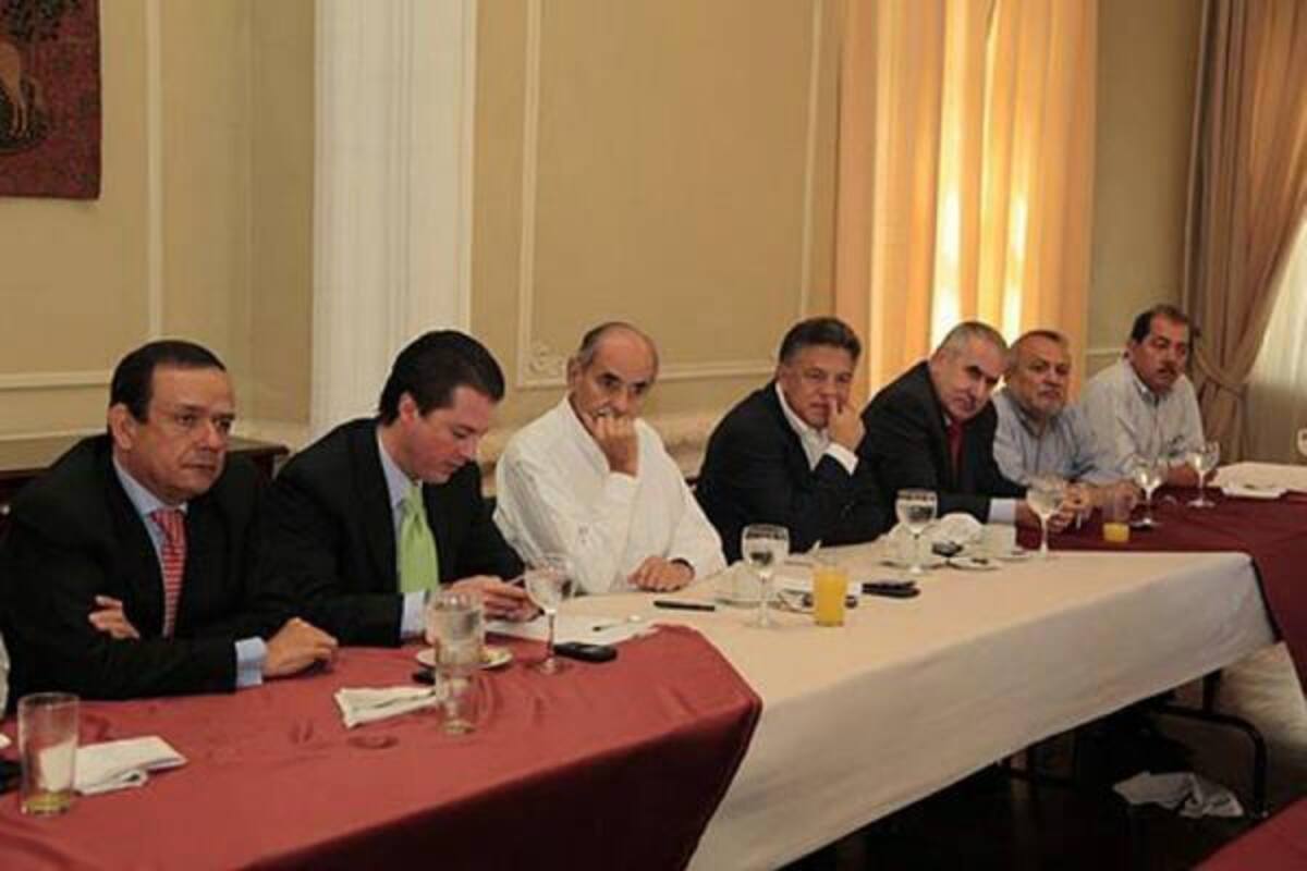 A la cita asistieron por Norte de Santander, el gobernador William Villamizar y el senador Juan Fernando Cristo, mientras que por Santander estuvieron el gobernador Horacio Serpa; el alcalde de Bucaramanga, Fernando Vargas, y los congresistas Honorio Galvis, Jaime Durán, Mario Suárez, Lina Barrera, Didier Tavera, Mauricio Aguilar, Gerardo Tamayo, Miguel Arenas, Édgar Gómez, Juan Manuel Galán, Bernabé Celis, Holguer Díaz y Jorge Gómez Villamizar.(Foto: Suministrada Prensa Alcaldía de Bucaramanga / VANGUARDIA LIBERAL)
