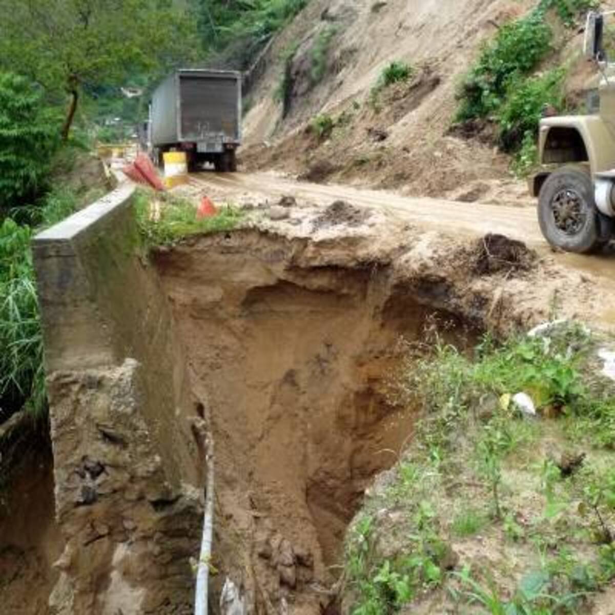 Nuevamente la fragilidad de las vías volvió a quedar al descubierto. Tras la lluvia de ayer en la madrugada se produjeron tres cierres totales en los distintos a accesos a Bucaramanga. Entre ellos la vía que conduce a Cúcuta, que fue la más afectada al presentarse más de 5 deslizamientos de tierra que amenazan con llevarse parte de la carretera. (Foto: Nelson Díaz/VANGUARDIA LIBERAL )
