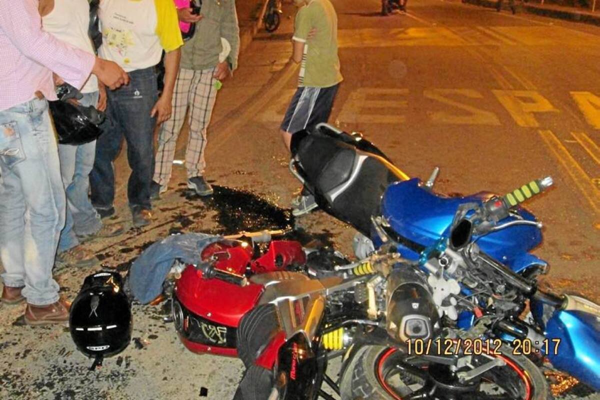 A las 8:15 de la noche del viernes, en la Avenida Santander cerca a la Clínica Santa Cruz de La Loma, colisionaron dos motocicletas conducidas por René Feliciano Aparicio Aparicio y Fray Giovanni Rodríguez Obando. (Foto: Suministrada VANGUARDIA LIBERAL)