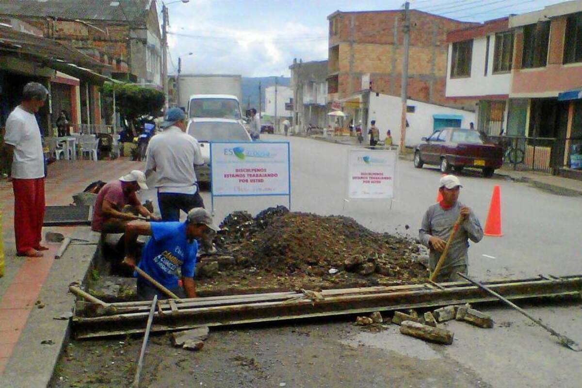 Esbarbosa trabaja en la limpieza de las alcantarillas y sumideros (Foto: Luis Fernando Martínez Vargas /VANGUARDIA LIBERAL)