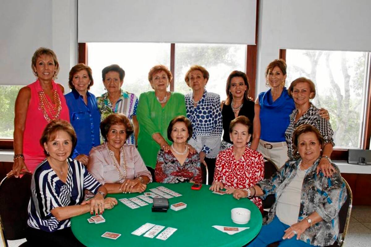 Cecilia de Alvernia, Gloria de Cadena, Gloria de Galvis, Mariela de Durán, Esperanza de Serrano, Beatriz de Pedrosa, Cecilia Forero Goyeneche, María Clemencia de Montoya, Yanneth de Gómez, María Victoria de Ospina, Beatriz de Nassar, Berenice de Guerrero y Marina Gutiérrez de Piñerez. (Foto: Mauricio Betancourt/ VANGUARDIA LIBERAL)