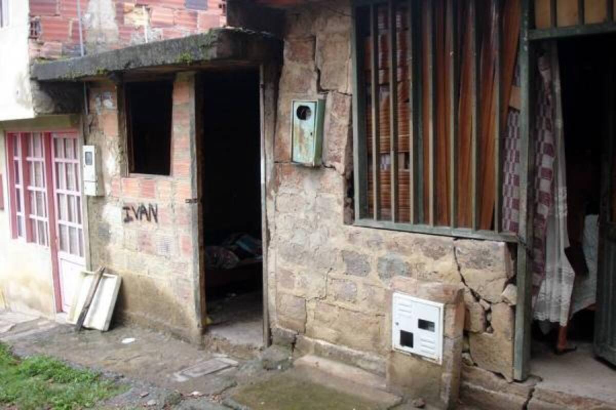 Aspectos de algunas de las viviendas ubicadas en el barrio Villa Paz donde se denota agrietamientos en sus estructuras, situación que pone en riesgo la vis de sus ocupantes.(Foto: Nancy Acuña Rodríguez /VANGUARDIA LIBERAL)