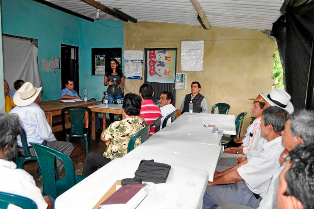 En el desarrollo de una reunión en una finca cafetera de Barbosa, se firmó el convenio Interinstitucional que permitirá incrementar el cultivo de café en la zona. (Foto: Luis Fernando Martínez Vargas /VANGUARDIA LIBERAL)