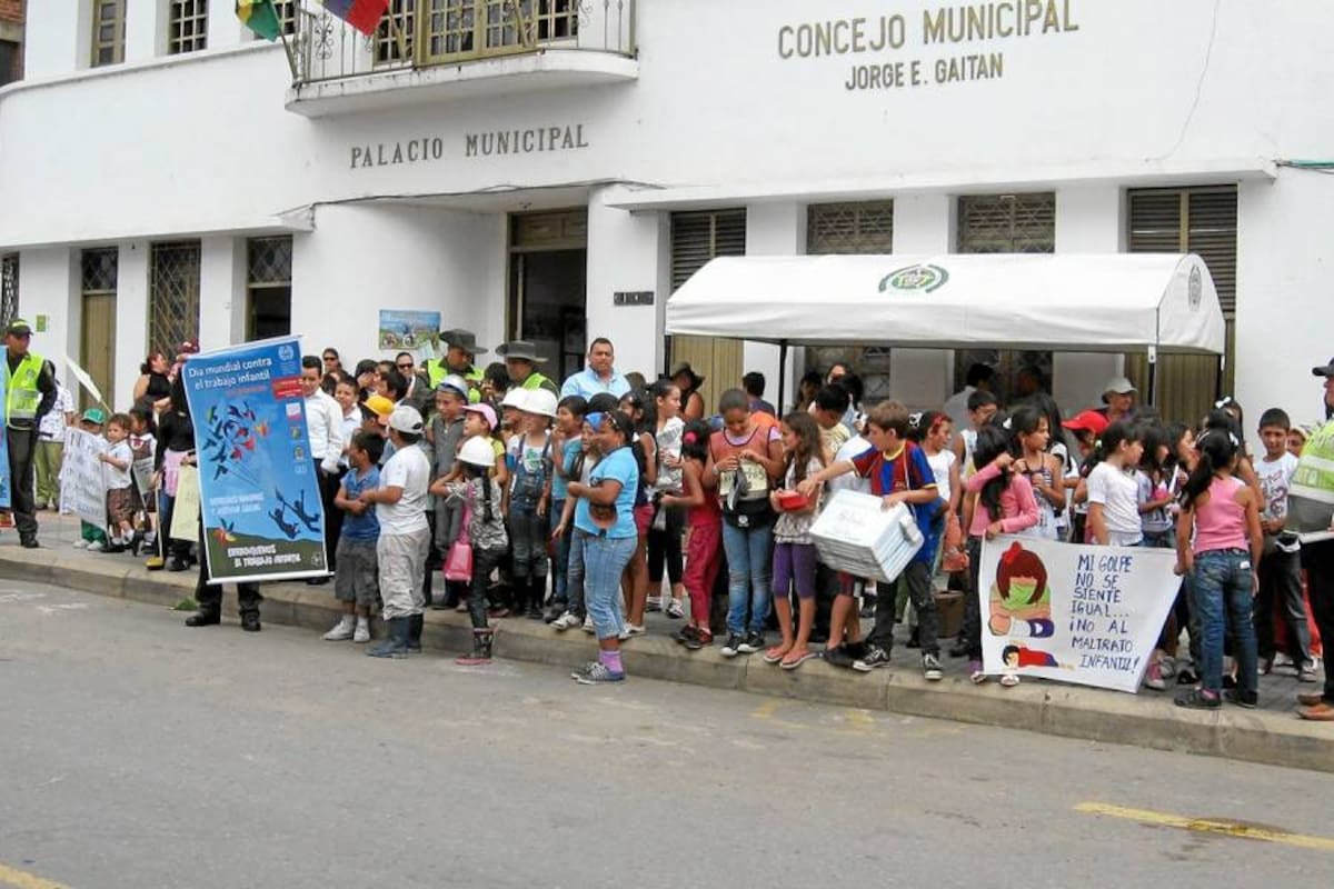 Jornada de sensibilización que realizó el Comisario de Familia, la Inspección de Trabajo, Policía de Infancia y Adolescencia, para celebrar el día contra el trabajo infantil. (Foto: Luis Fernando Martínez Vargas /VANGUARDIA LIBERAL)