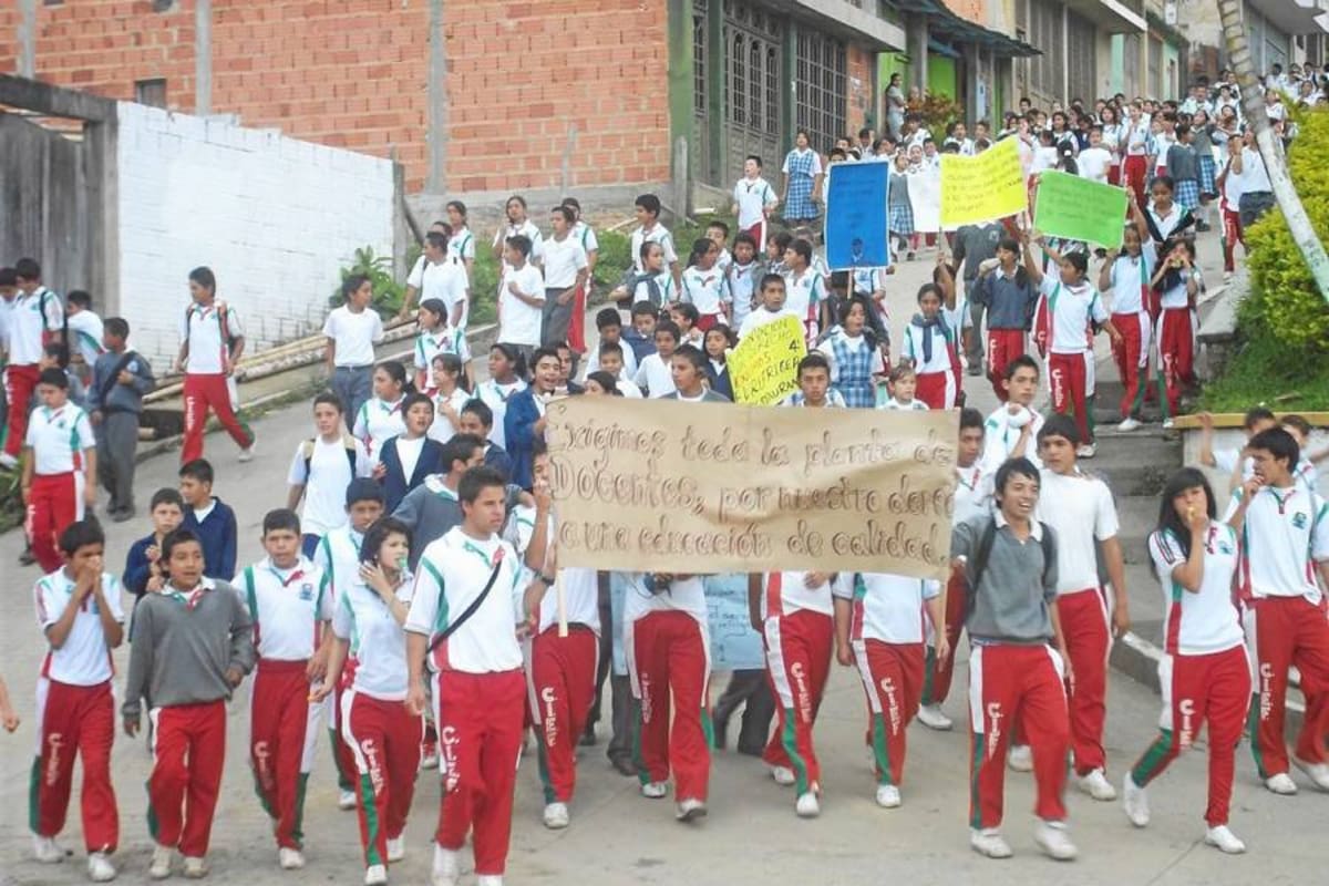 Con pancartas marcharon los estudiantes del Colegio de Florián, para exigir el nombramiento de los docentes que faltan para completar su jornada escolar. (Foto: Suministrada/VANGUARDIA LIBERAL)