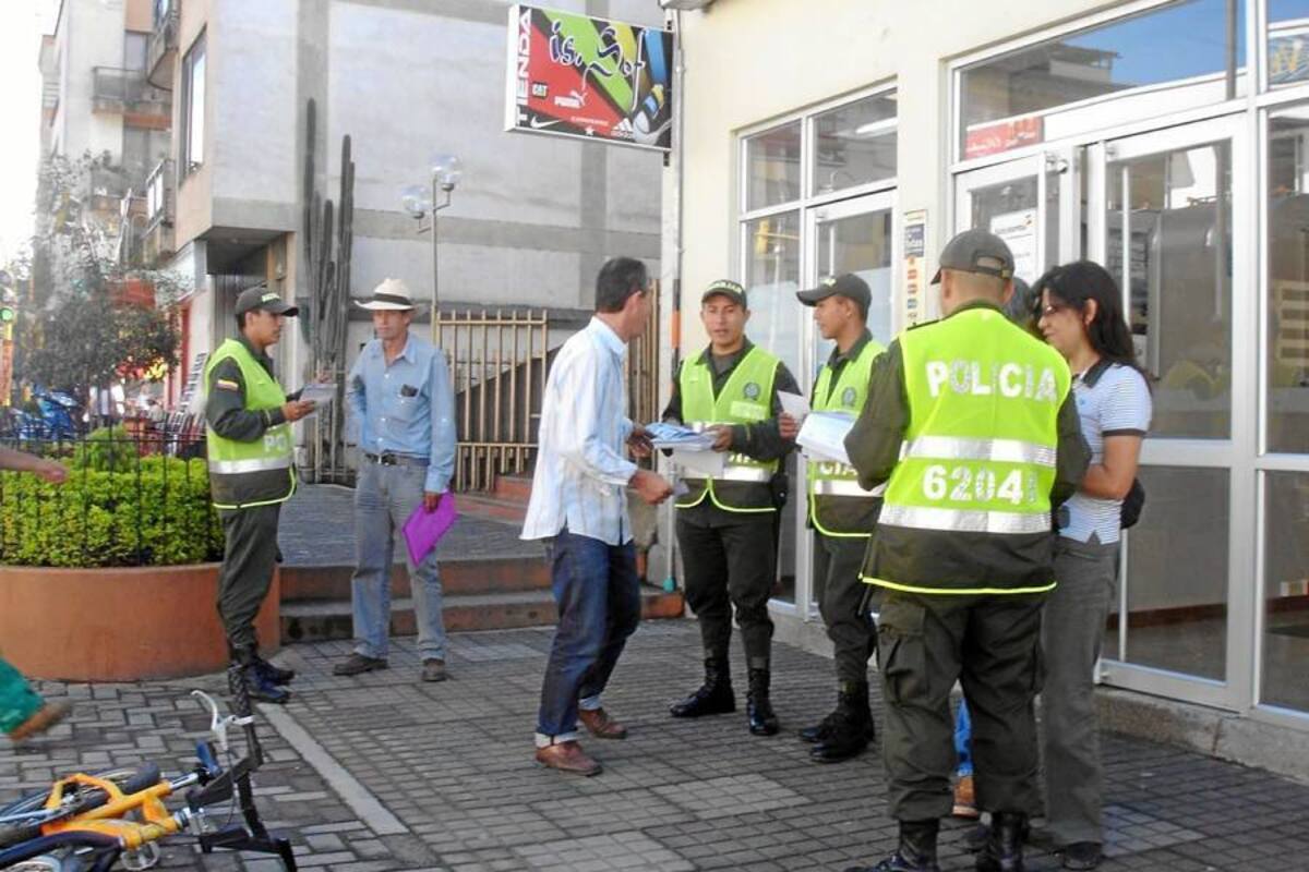 Ayer sobre la carrera novena, agentes de policía efectuaron la campaña preventiva en busca de mantener una navidad tranquila y en sana convivencia. (Foto: Nancy Acuña R. / VANGUARDIA LIBERAL)