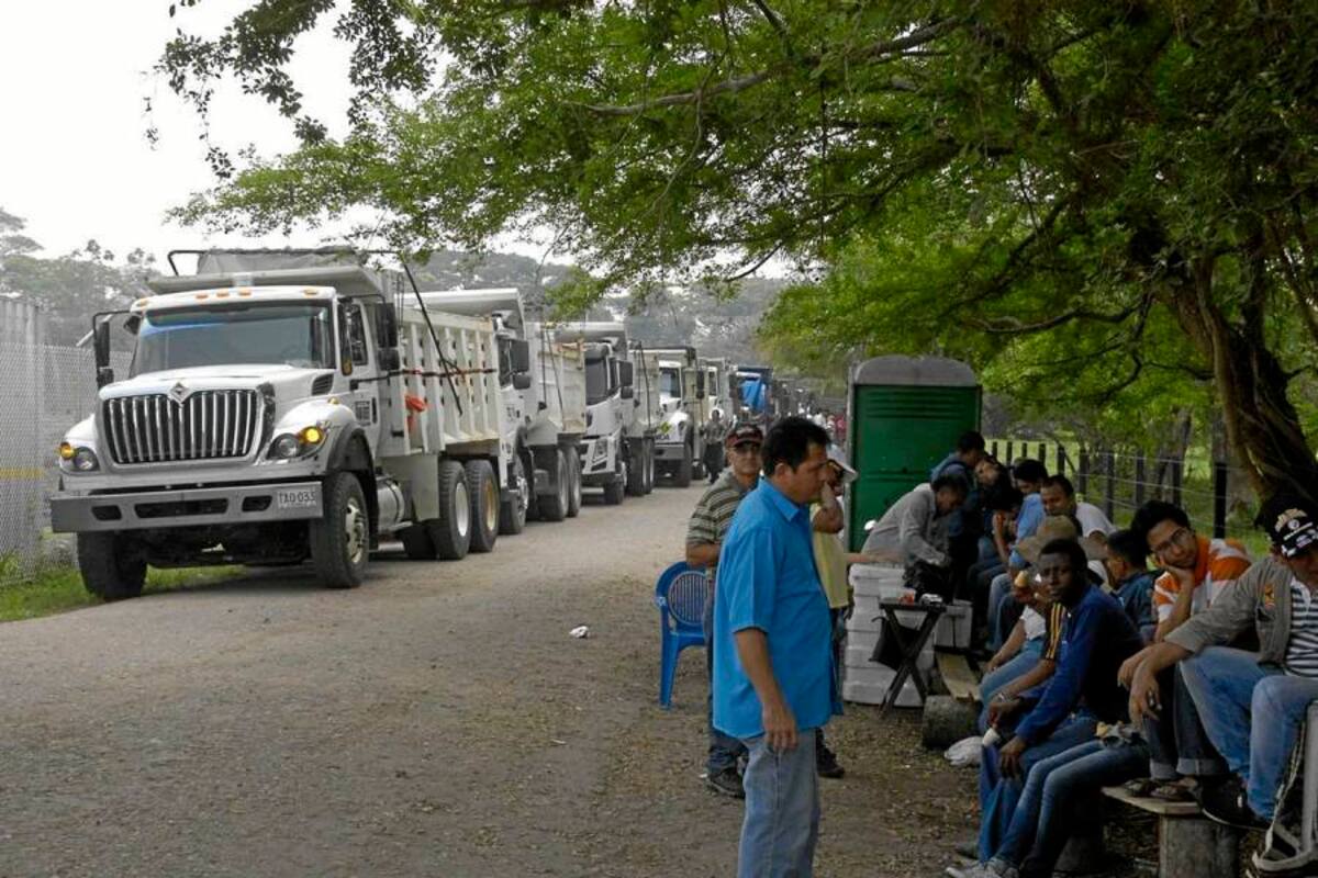 120 volquetas seguían ayer al cierre de esta edición aparcadas en la obra que construye las nuevas instalaciones de la Armada Nacional en Barrancabermeja. Se reunían las partes para levantar el bloqueo. (Foto: Edgar Pernett/VANGUARDIA LIBERAL)