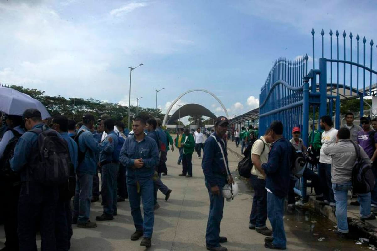 Los trabajadores y sindicato adelantaron ayer otro mitin en la Puerta Principal de la refinería de Barrancabermeja. Sigue militarizado el complejo petrolero. (Foto: Archivo/VANGUARDIA LIBERAL)