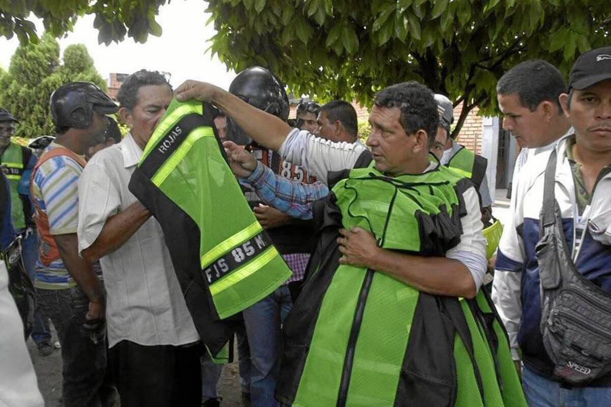 Luego de recorrer las principales calles del Puerto Petrolero con sus distintivos chalecos verdes, integrantes de Asotranba se reunieron cerca de la Escuela Normal Superior Cristo Rey para definir las acciones a seguir. (Foto: Edgar Pernett/VANGUARDIA LIBERAL)