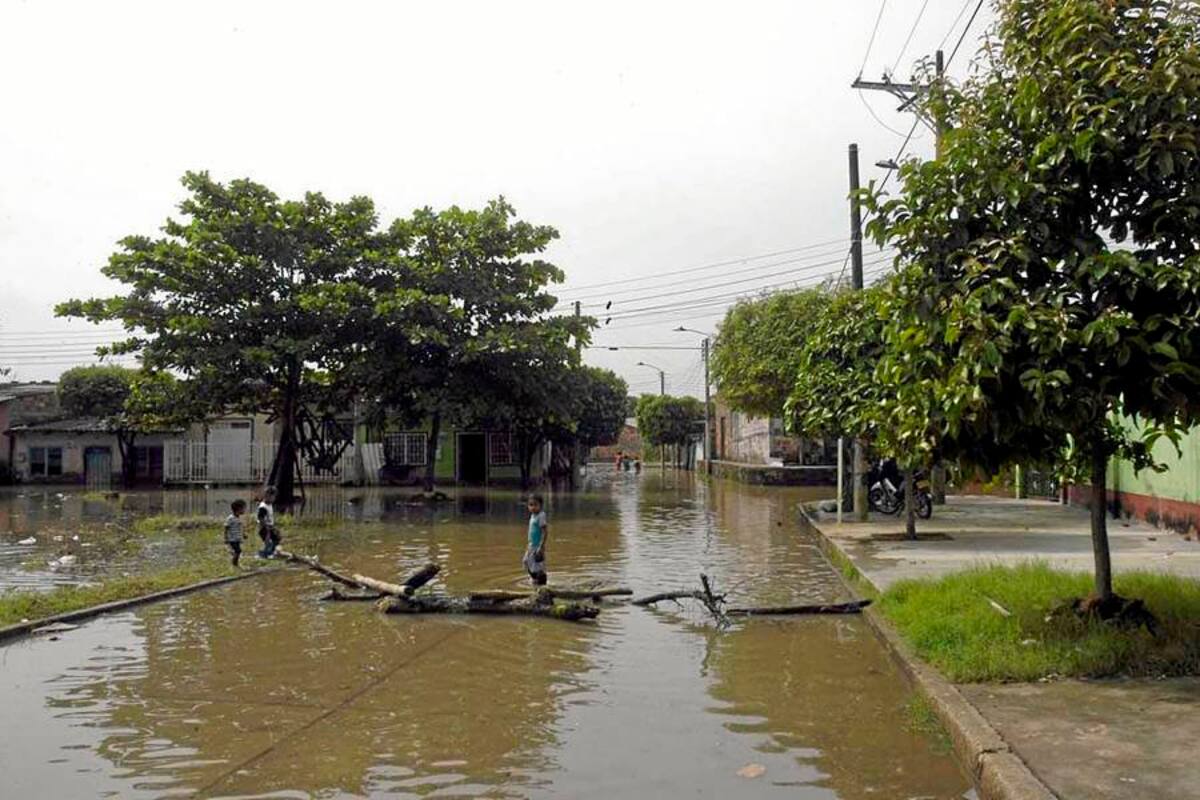 El panorama en el Barrio Las Playas no es alentador, de seguir creciendo el río cerca de mil personas que habitan el barrio estarían en riesgo. (Foto: Edgar Pernett/VANGUARDIA LIBERAL )