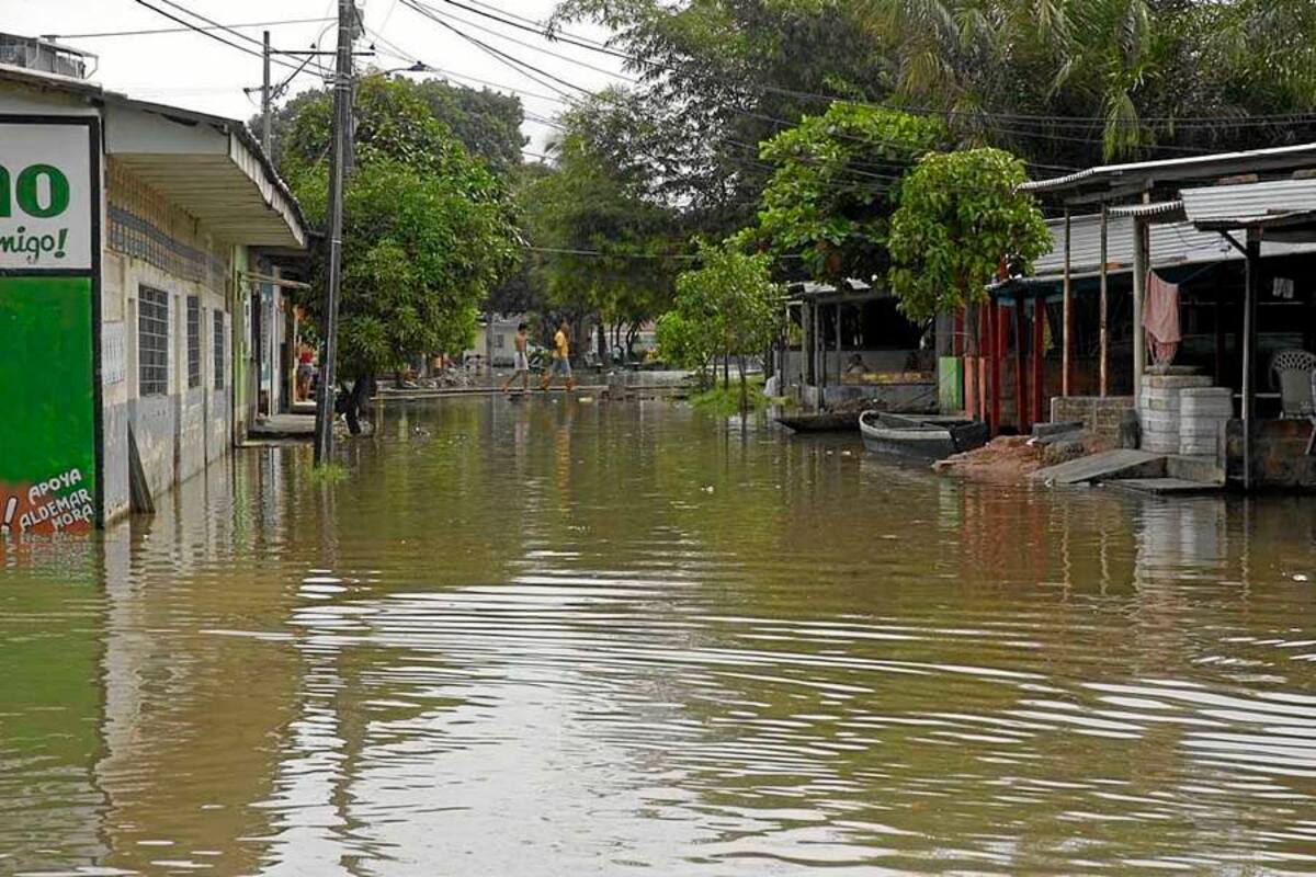 El en barrio Cardales son cerca de 300 familias las que están afectadas por el aumento en el caudal del río Magdalena. (Foto: Edgar Pernett/VANGUARDIA LIBERAL )