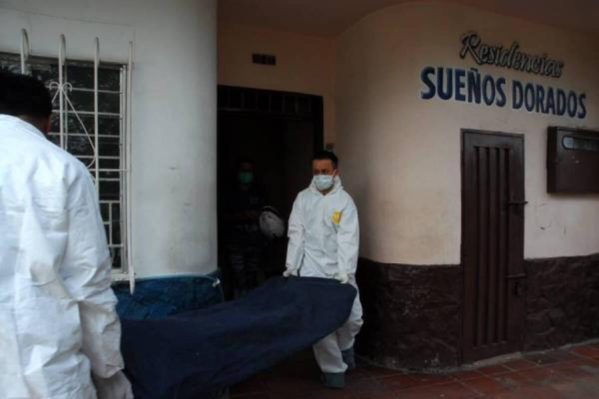 Unidades de la Sijín realizaron el levantamiento del cuerpo de la mujer que fue encontrada sin signos vitales. Autoridades tratan de esclarecer el crimen.(Foto: Javier Alvarado/VANGUARDIA LIBERAL)