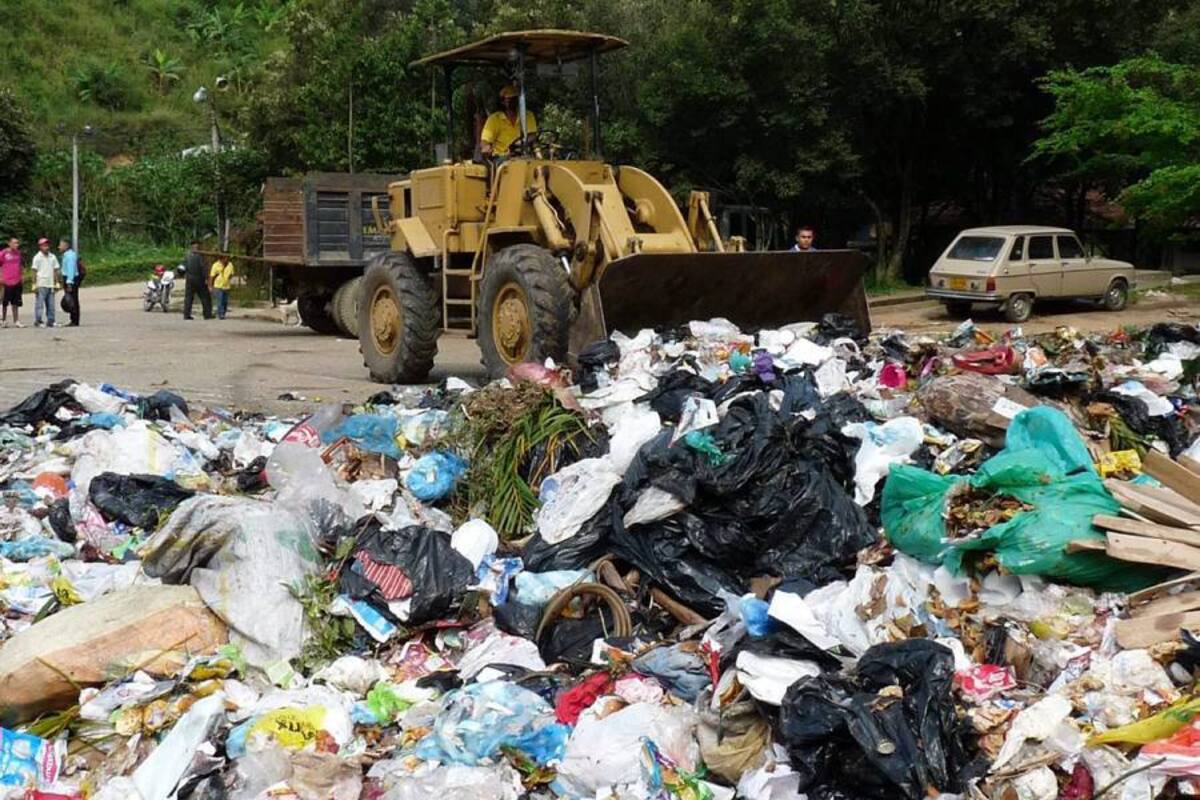 Encuentran en El Carrasco $14 millones que iban en la basura. (Foto: Nelson Díaz / VANGUARDIA LIBERAL)