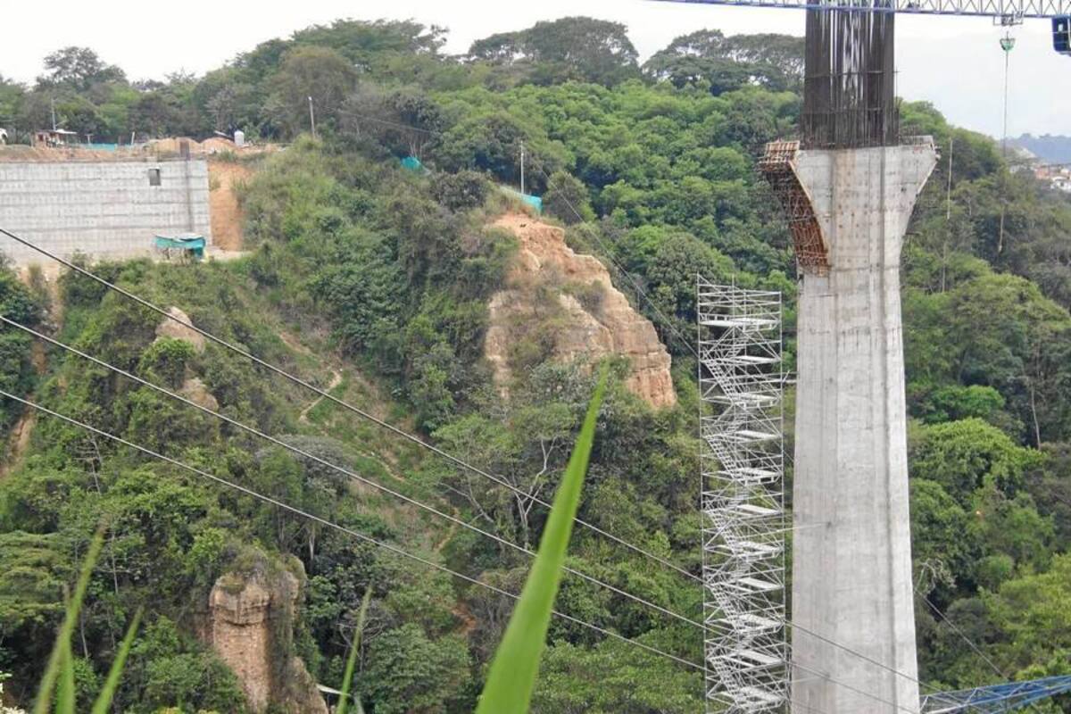 El Viaducto atirantado de la carrera novena hace parte del megaproyecto vial de la Troncal Metropolitana Norte - Sur. Actualmente se adelantan trabajos relacionados con el traslado de una red eléctrica que impide avanzar en la construcción de la Pila 3, razón por la cual esta obra ya cumple tres meses de atraso. (Foto: Archivo / VANGUARDIA LIBERAL)