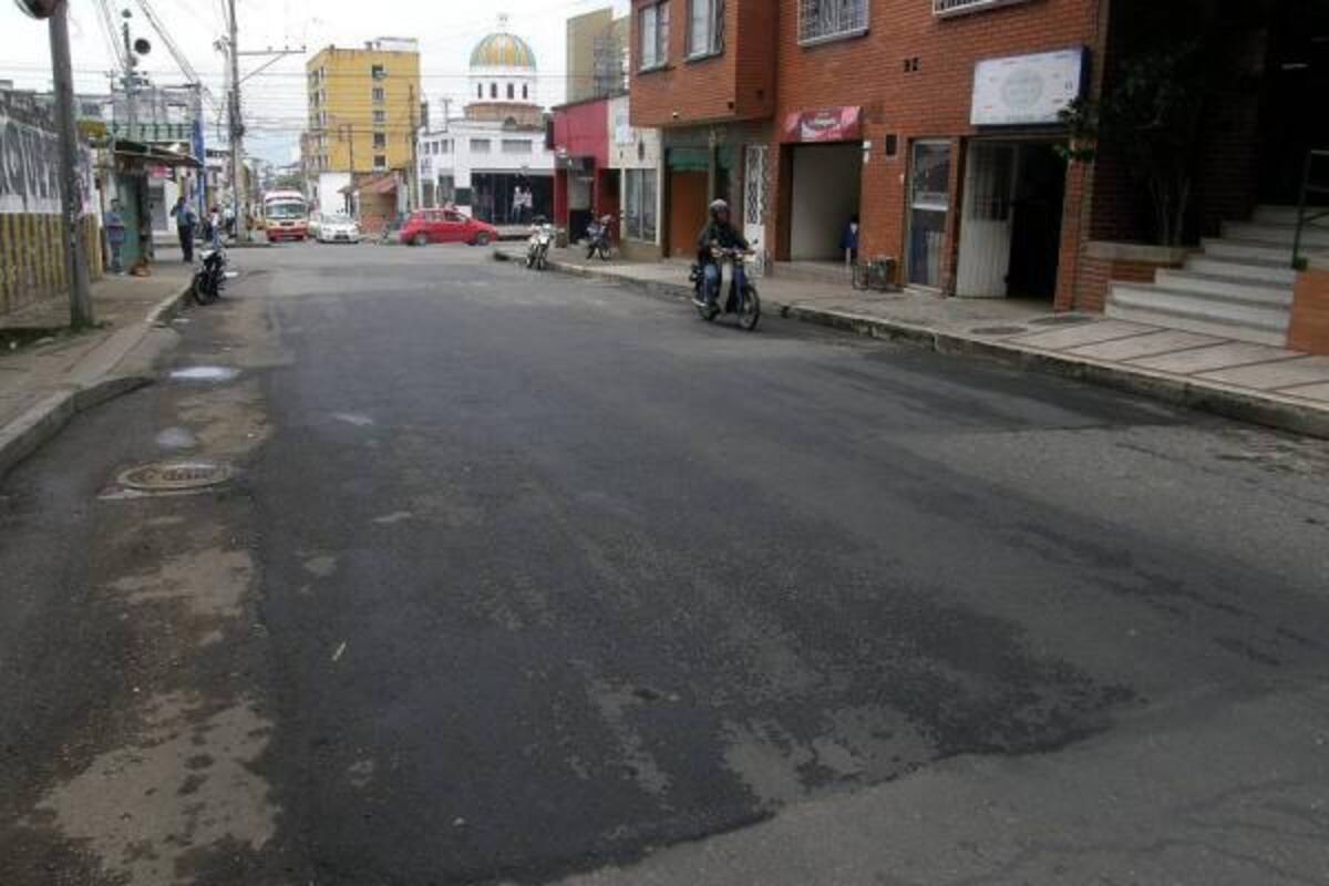 El registro periodístico daba cuenta del deterioro del pavimento en esta zona céntrica de la ciudad. Hoy vemos la vía resellada, gracias a los trabajos que impulsó allí la Secretaría de Infraestructura Municipal. ¡Buena por esa!(Foto: Archivo / Foto: Javier Gutiérrez / VANGUARDIA LIBERAL)