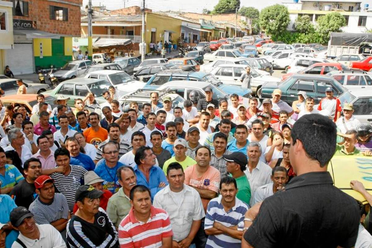 Ayer, decenas de transportadores informales se reunieron en Morrorrico, CAI La Virgen y Norte, puntos donde se contó con la presencia de la Policía y las autoridades de Tránsito. (Foto: César Flórez/VANGUARDIA LIBERAL)