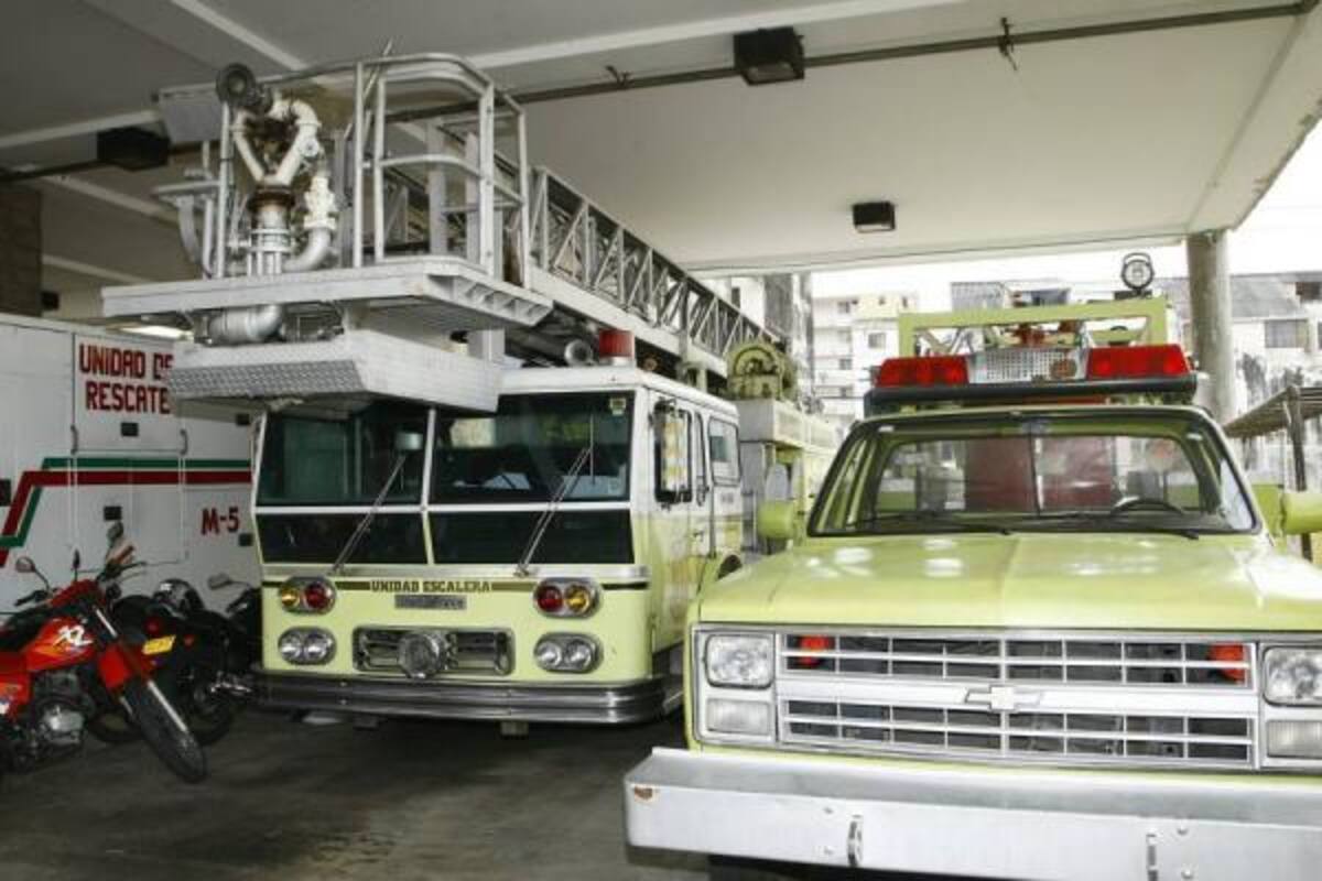 La 'Señora Bucaramanga' es la única máquina escalera que hay en el área metropolitana. Según el director de la entidad, "aún funciona, pero tiene una ligera fuga de aceite". No obstante, es insuficiente para atender incendios en alturas superiores a un octavo piso.(Foto: César Flórez / VANGUARDIA LIBERAL)
