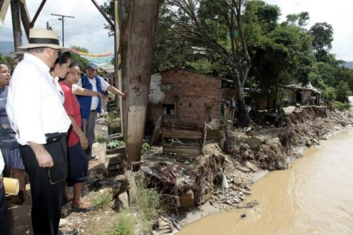 El propio alcalde, Fernando Vargas Mendoza, ha recorrido las zonas afectadas por el invierno en la capital santandereana.(Foto: Foto: César Flórez León / VANGUARDIA LIBERAL)